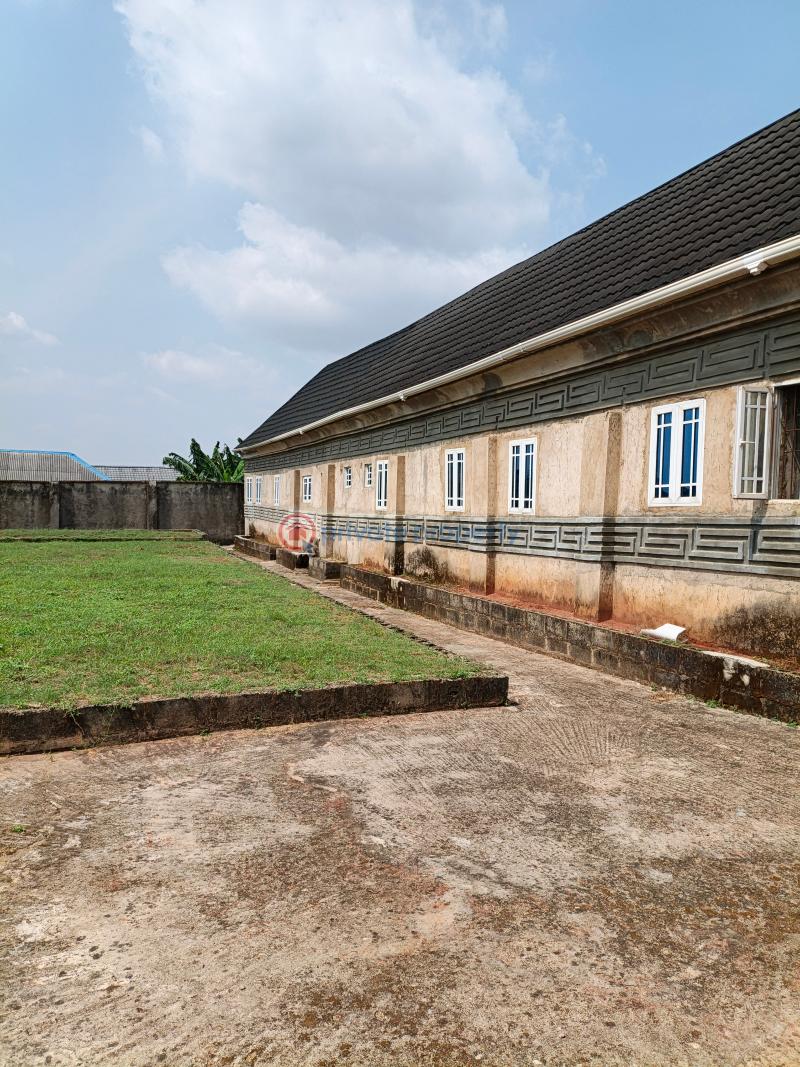 Commercial Property For Sale Along Ikorodu / Ijebu Ode Road, Ikorodu Ikorodu Lagos - 0