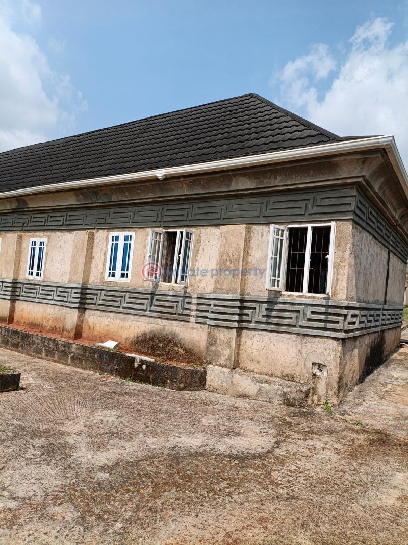 Commercial Property For Sale Along Ikorodu / Ijebu Ode Road, Ikorodu Ikorodu Lagos - 1