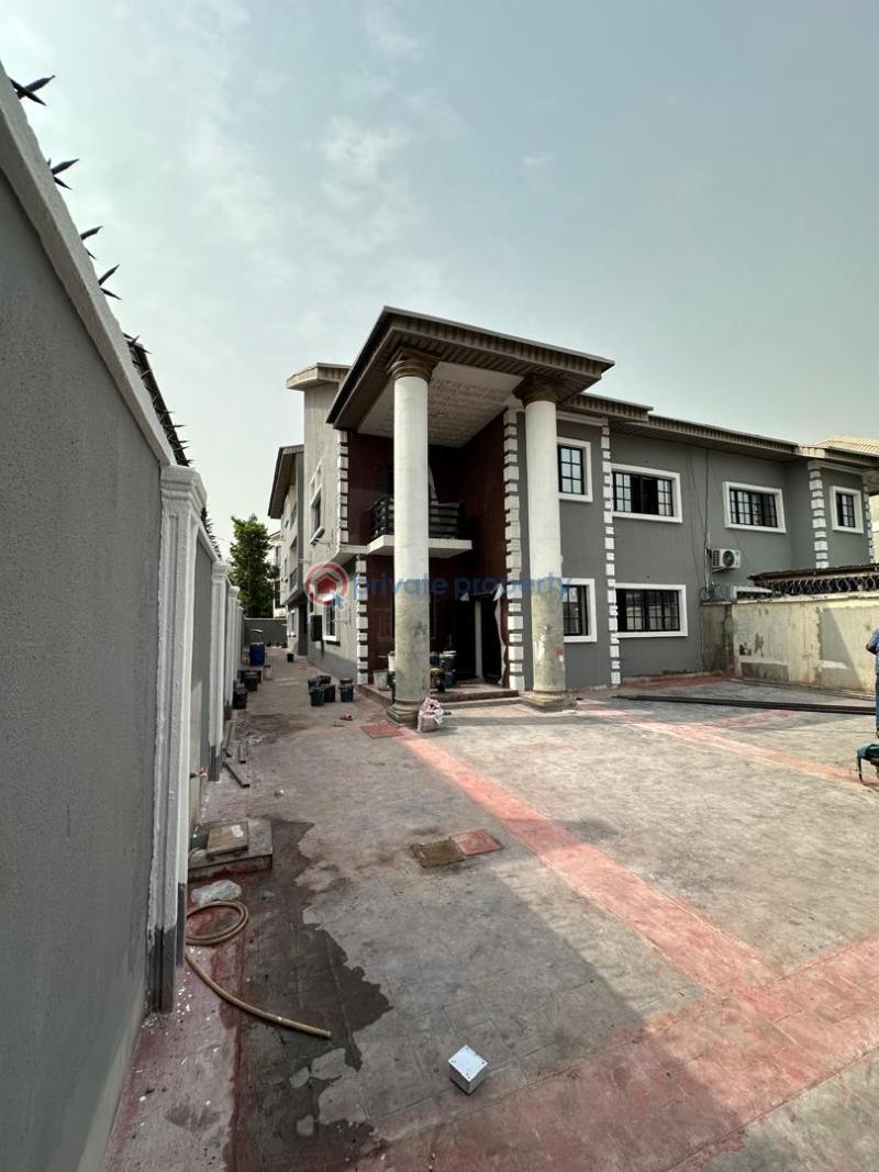 Upscale 6 bedroom detached with 1 room bq & a security post - 4 6 bedroom Detached Duplex For Rent Lekki Phase 1 Lagos - 4