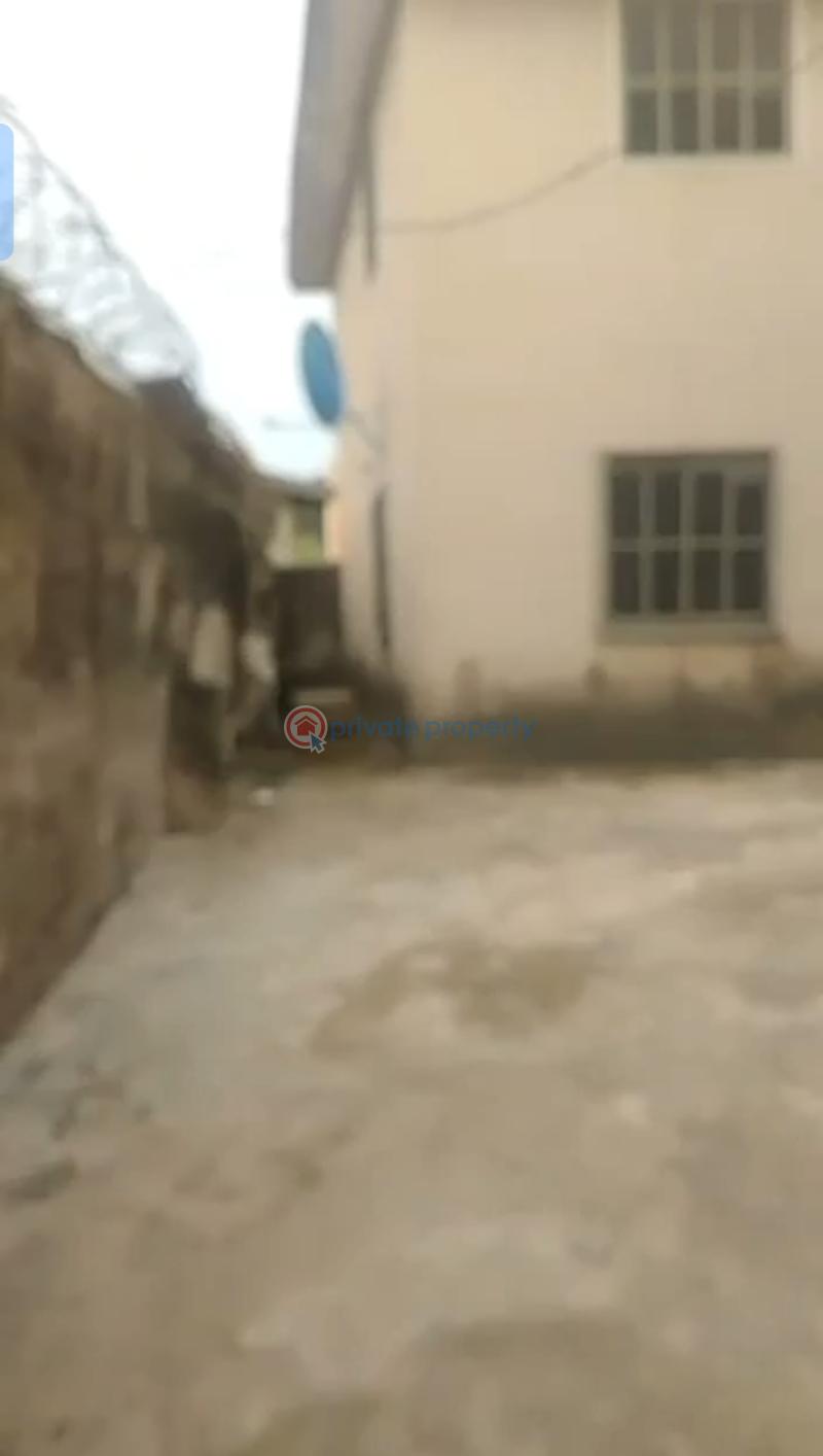 Block Of Flats For Sale At Erediauwa Rd Off Ekehuan Rd Very Close To The Major Tarred Rd Benincity.. Benin Edo - 3