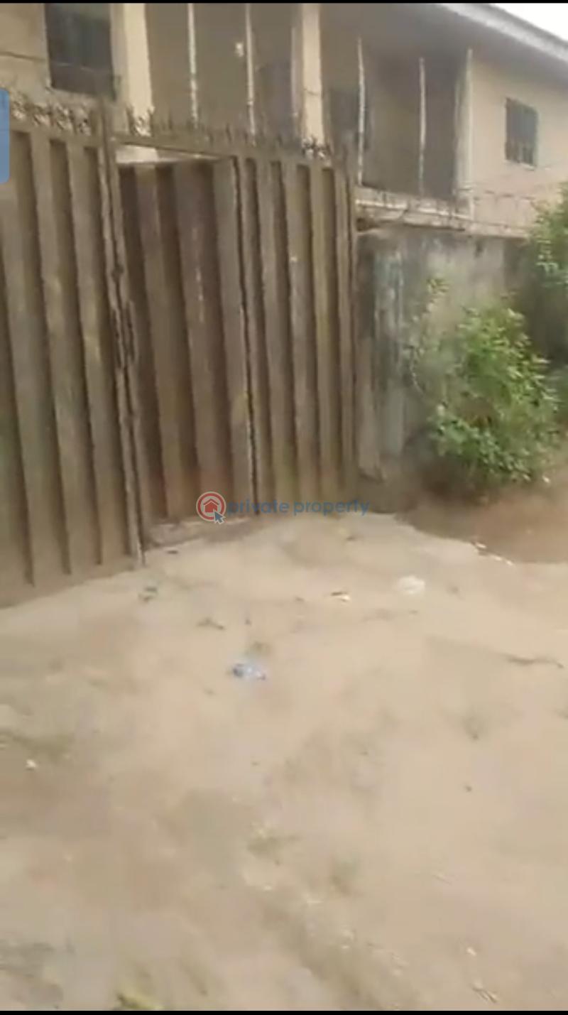 Block Of Flats For Sale At Erediauwa Rd Off Ekehuan Rd Very Close To The Major Tarred Rd Benincity.. Benin Edo - 4