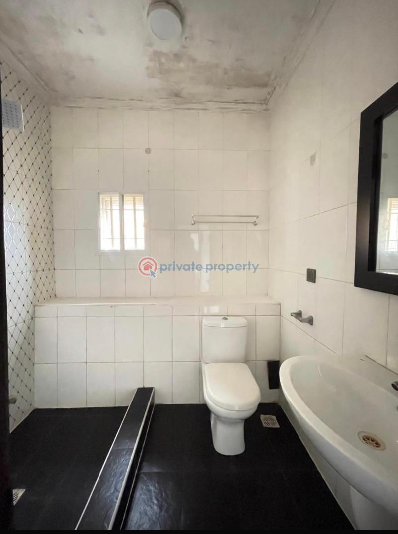 Well maintained 3 bedroom apartment with a bq at yaba - 10 3 bedroom Block Of Flats For Sale Alagomeji Yaba Lagos - 10