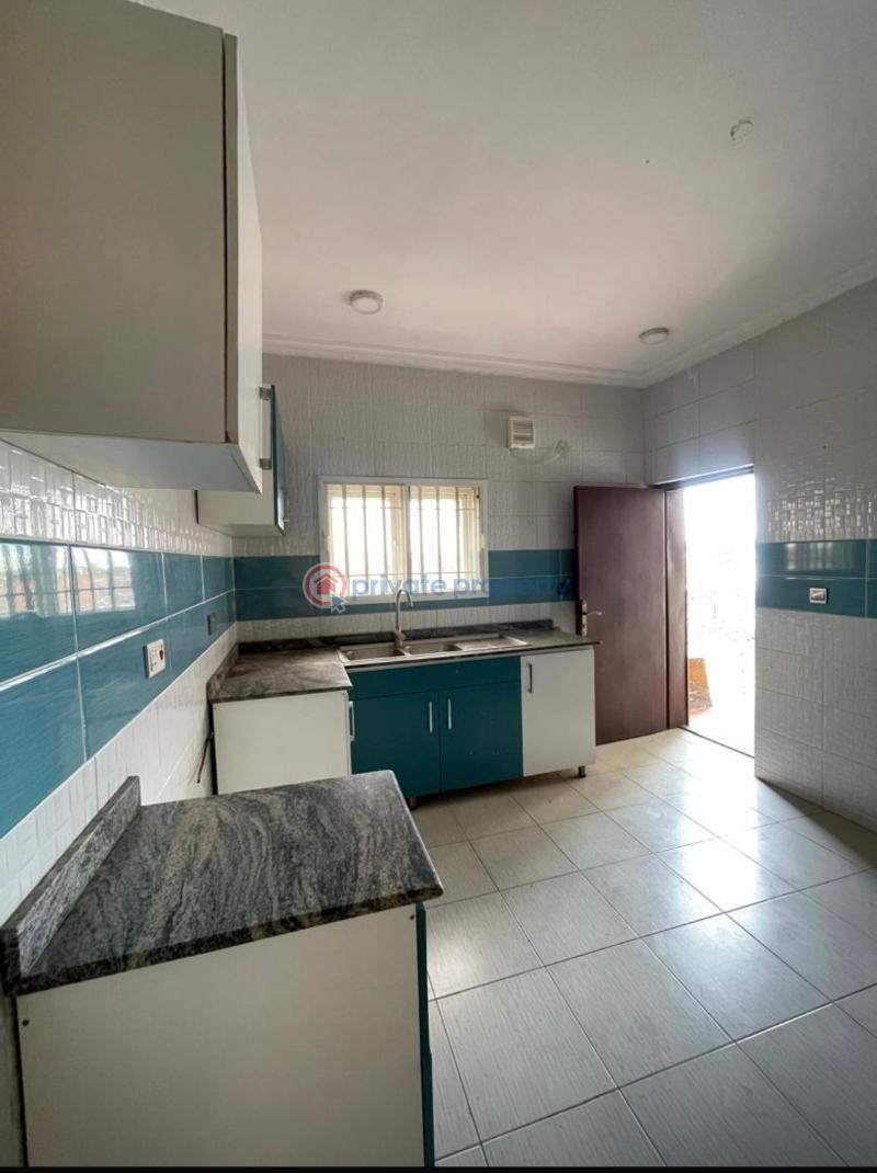 Well maintained 3 bedroom apartment with a bq at yaba - 9 3 bedroom Block Of Flats For Sale Alagomeji Yaba Lagos - 9