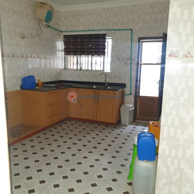 3 bedroom Flat & Apartment For Rent In A Close Ologolo Lekki Lagos - 8