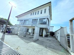3 bedroom Shop For Rent Lekki Phase 1 Lagos