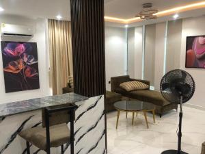 2 bedroom Block Of Flats Short let Ikate,surulere Surulere Lagos