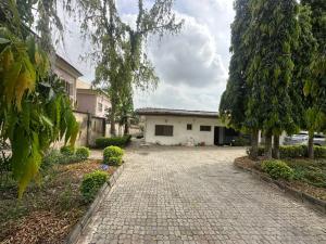 5 bedroom Detached Bungalow For Sale Tunji Bello Street, Ikolaba Estate Ibadan Oyo
