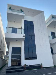 5 bedroom House For Sale Hampton Lake Estate, Alternative Route Chevron Drive Lekki Lagos