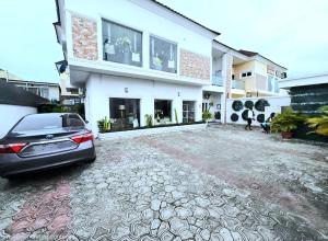 5 bedroom Mall/Complex/Plaza For Sale Lekki Phase 1 Lagos