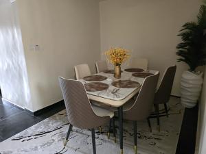 1 bedroom Flat & Apartment For Rent Oduduwa Crescent, Ikeja Lagos