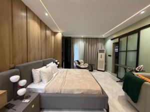 1 bedroom Self Contain For Rent Off Freedom Way Lekki Phase 1 Lagos