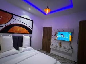 1 bedroom Block Of Flats Short let Eric Manuel Surulere Lagos