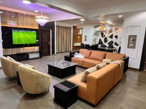 5 bedroom Self Contain Short let Off Chief Yesufu Road, By Oniru New Market Road Oniru Victoria Island Lagos