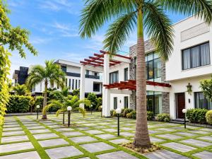 8 bedroom House For Sale Pinnock Beach Estate Osapa Lekki Lagos