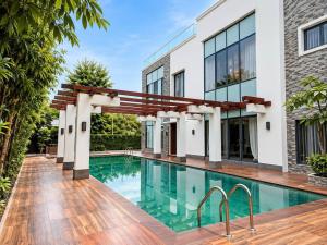 8 bedroom House For Sale Osapa Lekki Lagos