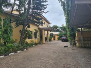 10 bedroom House For Sale Along Admiralty Way, Lekki Phase 1 Lagos 10 bedroom House For Sale Along Admiralty Way, Lekki Phase 1 Lagos