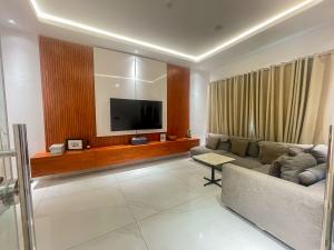 4 bedroom Duplex Short let Theophilus Oji, Bowen College Lekki Phase 1 Lagos