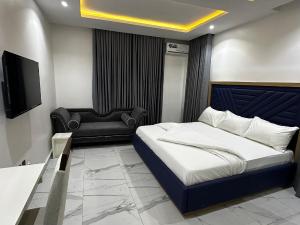 1 bedroom Studio Apartment Short let Oweh Street Jibowu Yaba Lagos